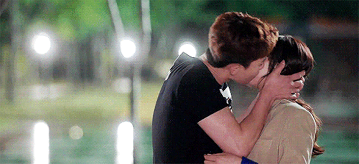 Cảnh hôn khiến dân tình 'quắn quéo' của Park Seo Joon và Kim Ji Won.