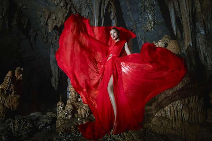 HHen Niê khoe vẻ đẹp ma mị trong hang động ở Quảng Bình - Ảnh 4.