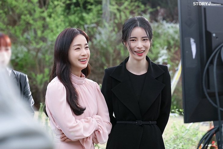 Kim Tae Hee lộ khuyết điểm gương mặt khi đọ sắc Lim Ji Yeon - Ảnh 4.