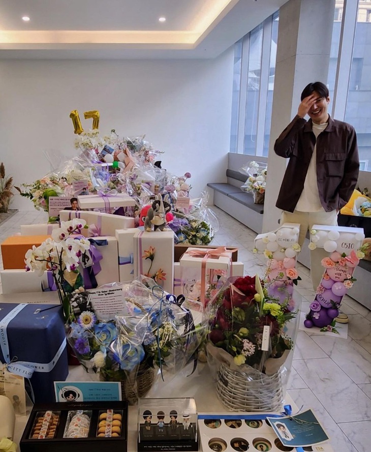 Lee Min Ho khoe căn phòng ngập quà, fan thương vất vả - Ảnh 1.