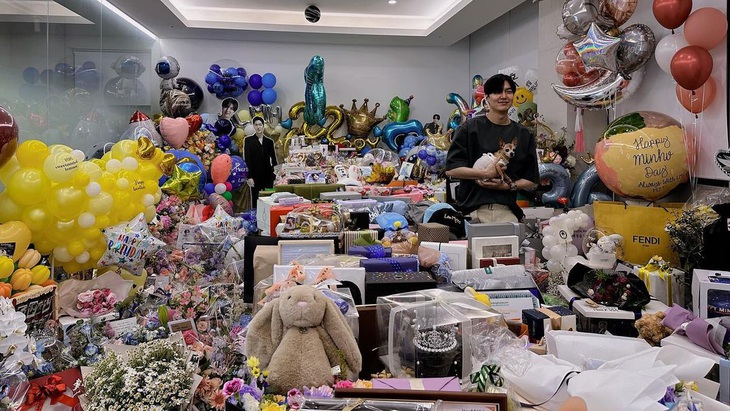 Lee Min Ho khoe căn phòng ngập quà, fan thương vất vả - Ảnh 4.