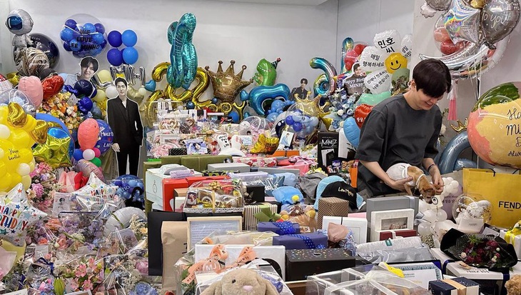 Lee Min Ho khoe căn phòng ngập quà, fan thương vất vả - Ảnh 5.