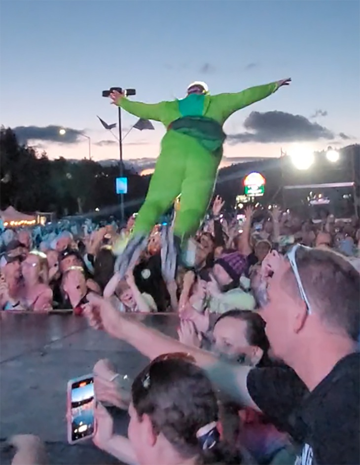 Và chốt hạ bằng cú ngã nhào vào đám đông khán giả phía dưới