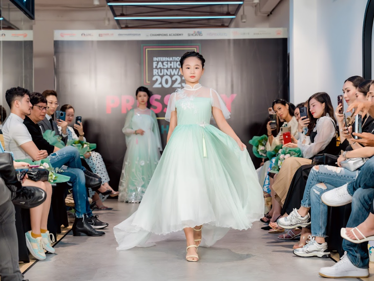 Nhà thiết kế Sĩ Hoàng công bố người tiếp nối thương hiệu - Ảnh 4.