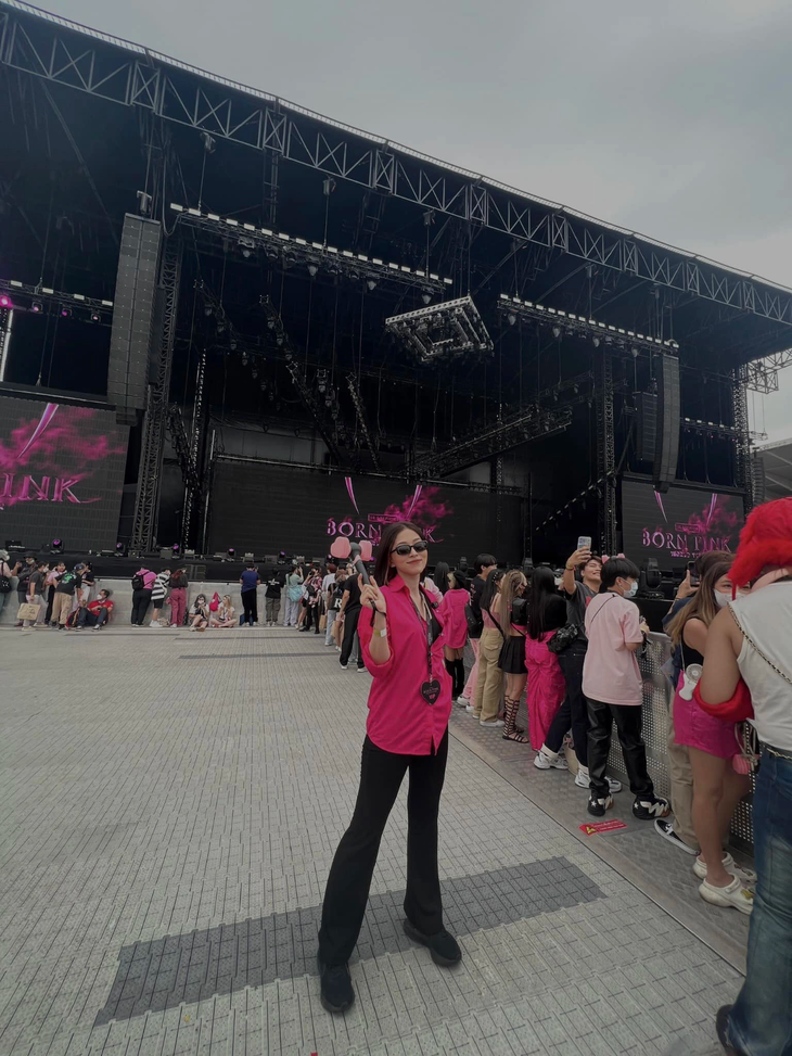 Bình An kể khổ khi tháp tùng bà xã đu concert Blackpink - Ảnh 4.