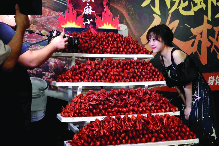 Mini, nổi tiếng trên mạng xã hội Trung Quốc với các video mukbang dù có thân hình nhỏ nhắn, trước khi tham gia thử thách ăn 1.000 con tôm hùm đất trong 1 giờ. Ảnh: VCG