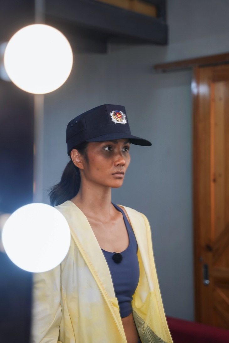 Tin nổi không, HHen Niê cosplay anh bảo vệ xấu trai - Ảnh 2.