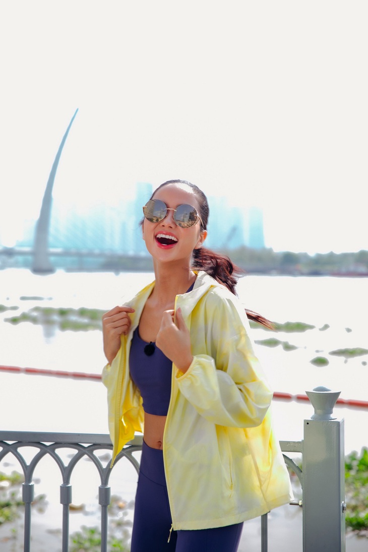 Tin nổi không, HHen Niê cosplay anh bảo vệ xấu trai - Ảnh 1.