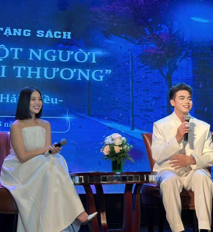 Trình Mỹ Duyên, Trà Ngọc Hằng khác lạ mừng én bạc Hải Triều ra mắt sách - Ảnh 2.