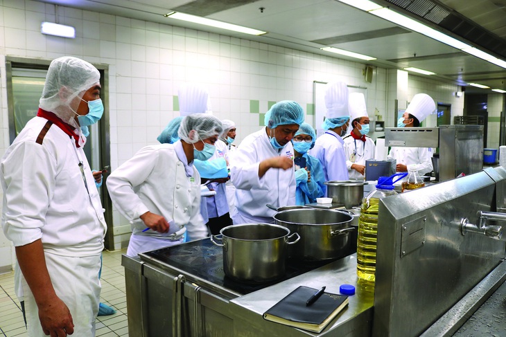 Bên trong khu chế biến suất ăn cho các hãng bay quốc tế đi, đến Tân Sơn Nhất. Ảnh: D.LINH