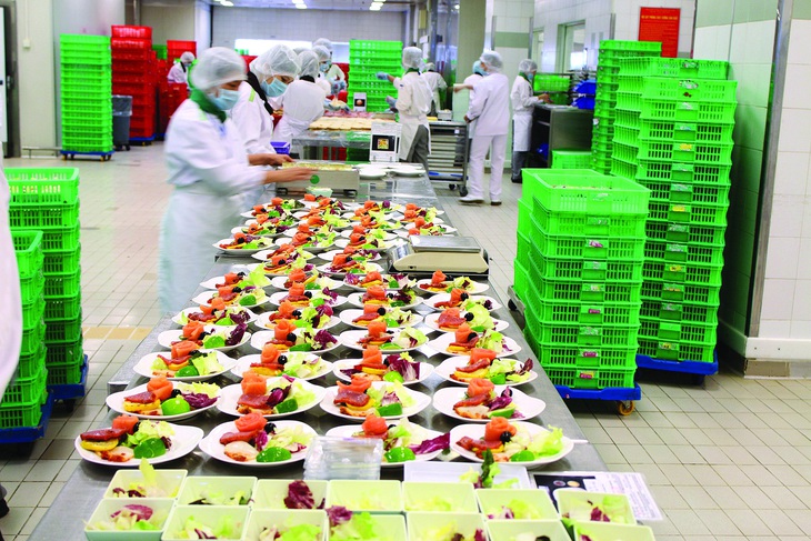 Bên trong khu chế biến suất ăn cho các hãng bay quốc tế đi, đến Tân Sơn Nhất. Ảnh: D.LINH