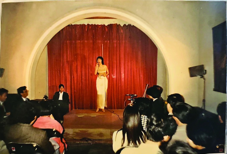 Nghệ sĩ Thúy Nga trong một đêm diễn ở 51 Trần Hưng Đạo.