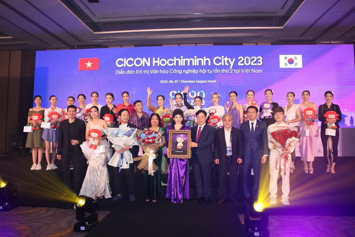 Vedette của nhà thiết kế Quỳnh Paris tại Diễn đàn Việt Nam - Hàn Quốc là ai? - Ảnh 3.