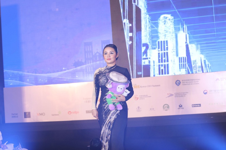 Vedette của nhà thiết kế Quỳnh Paris tại Diễn đàn Việt Nam - Hàn Quốc là ai? - Ảnh 1.