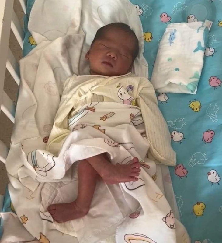 Hổng nghĩ nằm ngoài này thoải mái vậy luôn đó. Ai đòi "thấy ghét" tui đó?!