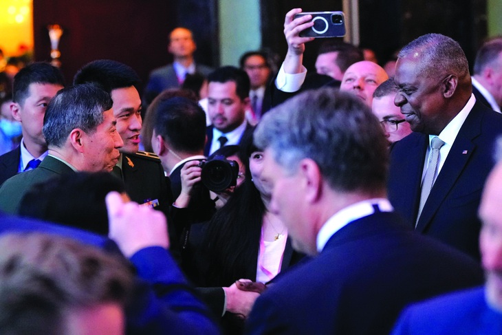 Bộ trưởng Quốc phòng Mỹ và Trung Quốc chỉ gặp thoáng qua ở SLD 2023. Ảnh: CNA