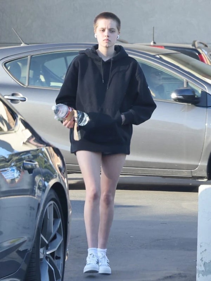 Con gái Angelina Jolie gây sốt cạo đầu, diện croptop khoe eo - Ảnh 6.