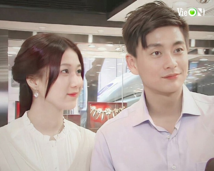 Thành công trong sự nghiệp nhưng Chung Gia Hân gặp sóng gió đời tư sau tin đồn "mắc bệnh ngôi sao", "sống giả tạo" và rút lui khỏi giới giải trí. Ở tuổi U40, mỹ nhân TVB một thời có tổ ấm hạnh phúc viên mãn bên ông xã thành đạt cùng hai nhóc tì kháu khỉnh: Kelly và Jared tại Canada. Cô cho biết rất nhớ nghề diễn, nhận được nhiều lời mời trở lại đóng phim nhưng đã từ chối để ưu tiên cho gia đình. Tuy thời hoàng kim đã qua nhưng cô vẫn là thần tượng trong lòng nhiều khán giả.