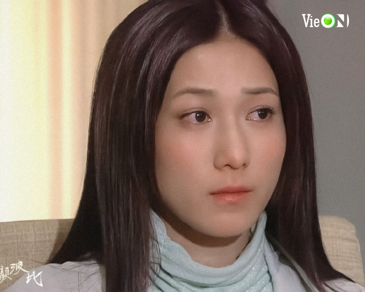 Chung Gia Hân cùng với Hồ Hạnh Nhi, Trần Pháp Lai, Dương Di và Từ Tử San hợp thành "ngũ đại hoa đán TVB" nổi tiếng, thống trị màn ảnh xứ cảng thơm trong nhiều thập kỷ. Chung Gia Hân đăng quang ngôi vị Hoa hậu Hoa kiều 2004 và từng bước khẳng định diễn xuất qua những vai diễn trong: Bí mật bảo tàng, Bằng chứng thép, Truyền tích thần kỳ, Sóng gió gia tộc...