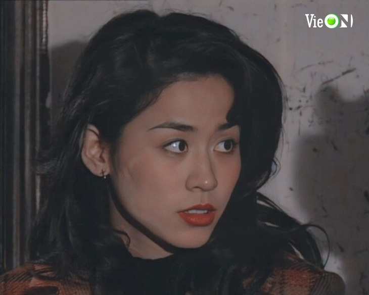 Tuyên Huyên là một trong những "hoa đán" có sự nghiệp thành công nhất TVB. Tuy không xuất thân từ trường lớp nghệ thuật chuyên nghiệp nhưng cô được đánh giá là một trong số ít diễn viên có thiên phú diễn xuất. Mỹ nhân sinh năm 1970 đảm nhiệm tốt nhiều vai diễn và sự nghiệp điện ảnh đình đám qua loạt phim: Huynh đệ song thành, Hồ sơ công lý, Thính tuyết lâu, Trường tương thủ, Hồ sơ trinh sát IV...