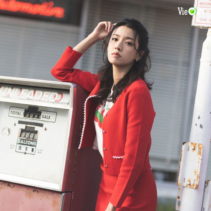 Có sự nghiệp thuận lợi nhưng Thái Tư Bối vấp không ít tranh cãi về năng lực diễn xuất cũng như xì căng đan đời tư. Nữ diễn viên phủ nhận về tin đồn hẹn hò 15 người đàn ông, kể cả đàn ông có vợ trong nhiều năm, nghi ngờ là “tiểu tam” trong drama cực hot của cặp đôi kim đồng ngọc nữ Vương Hạo Tín - Trần Tự Dao. Mỹ nhân vẫn kiên trì dùng hành động để chứng minh dù không ít người mỉa mai là “Thủy hậu” của showbiz Hong Kong.