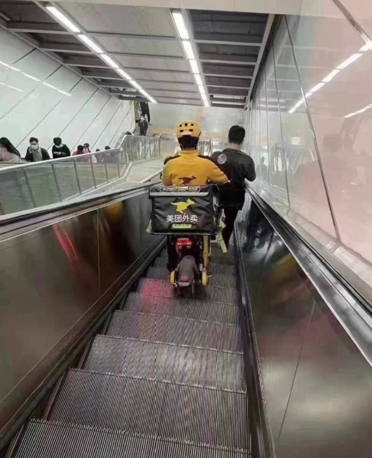 Học làm diễn viên xiếc nhưng ra đời thành... anh shipper.