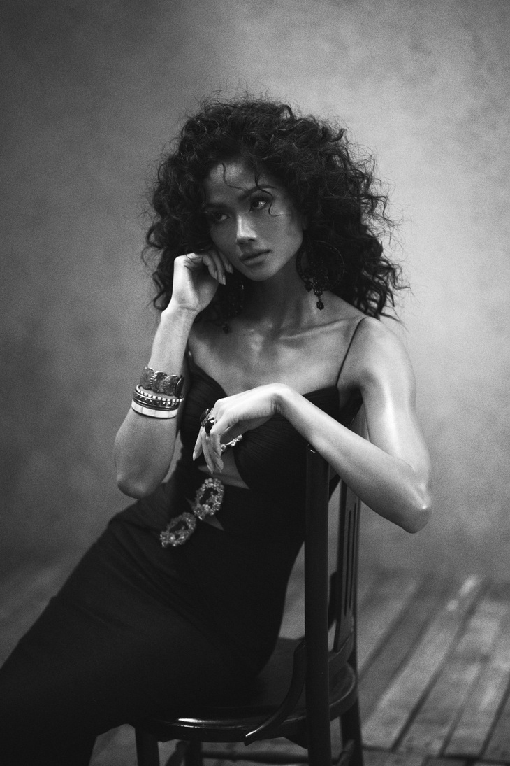 Một cô nàng độc thân với cá tính mạnh mẽ như H'Hen Niê cũng có lúc cô ấy rơi vào hỗn độn trong suy nghĩ: mình có cần tình yêu hay không? Đó cũng là trăn trở của những cô gái thời đại mới, phải lựa chọn giữa tình yêu và sự nghiệp, cái nào mới là quan trọng nhất?