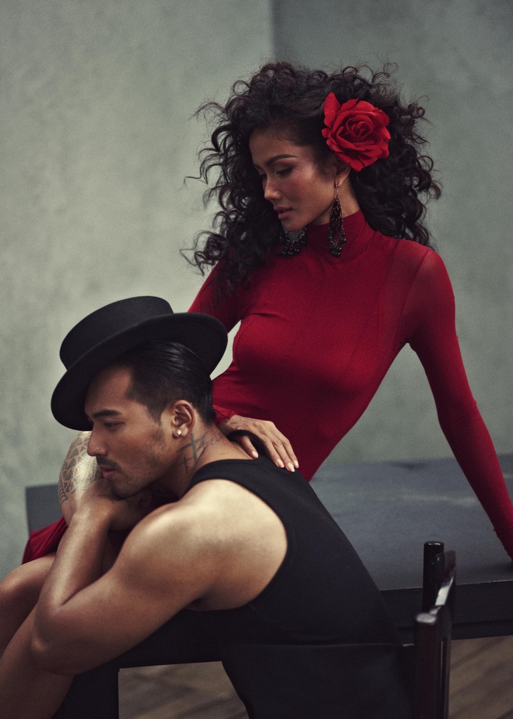 Tình yêu là sợi dây kết nối hai con người lại với nhau. Khi những rung cảm trái tim chuyển hóa thành sự thôi thúc muốn gắn bó cùng nhau, cô gái và người yêu còn nhiều bỡ ngỡ, ngại ngùng, cả hai học cách quan tâm đối phương và trân trọng cuộc sống của nhau.