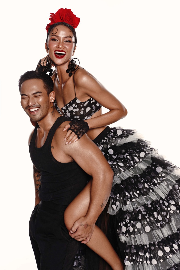 Cô gái đắm chìm trong tình yêu và tận hưởng những cung bậc cảm xúc hạnh phúc. Người đàn ông luôn yêu thương, nhường nhịn và quan tâm đến cảm xúc của cô gái. Những điều đó khiến cô cảm thấy mình là người phụ nữ hạnh phúc nhất thế gian.