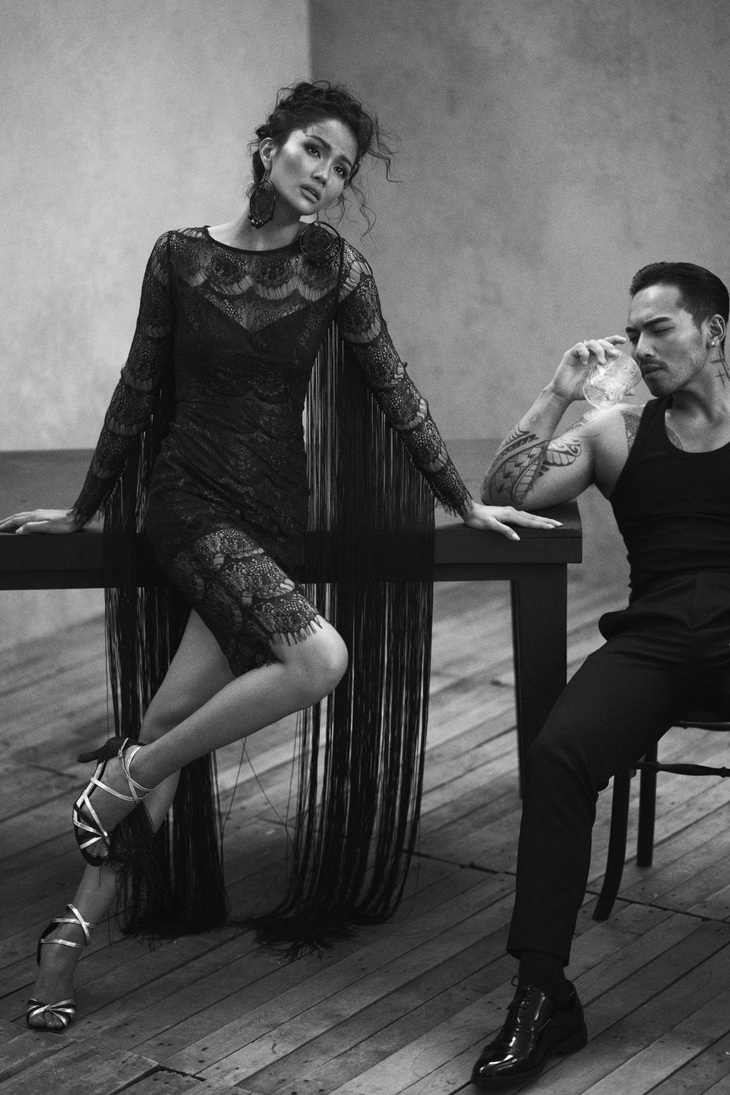 Những rạn nứt trong suy nghĩ khiến mối quan hệ rơi vào trạng thái bế tắc. Cả hai im lặng khi đối diện nhau, không tìm được tiếng nói chung. Đôi mắt cô gái và người yêu đã không còn cùng nhìn về một hướng.