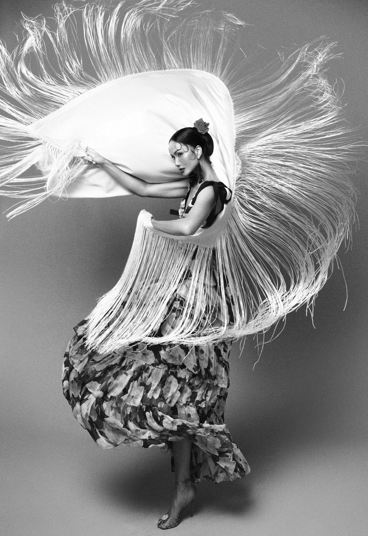 Chia tay! Cô gái đã đánh mất đi người đàn ông mà cô yêu thương nhất. Những giằng xé nội tâm khiến cô gái ngập trong bể suy nghĩ đúng sai: Mình còn yêu anh ấy không? Tại sao lại chia tay nhau? Đôi lúc cô muốn trốn tránh thực tại để quên đi chuyện tình yêu này, những ký ức cũ vẫn hiện diện trong tâm trí.