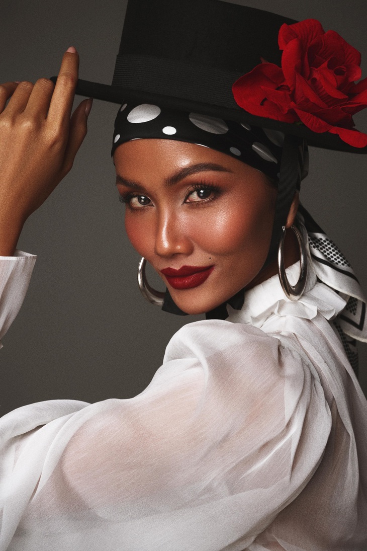 Sau tất cả, cô gái quyết định sẽ từ bỏ miền ký ức cũ để bắt đầu một hành trình mới. Cô ấy kiên cường, mạnh mẽ hơn và độc lập trong suy nghĩ. Cô ấy được tự do và giải thoát bản thân khỏi những điều tiêu cực tác động. Và cuối cùng, trên gương mặt cô ấy để lại những nếp nhăn, nhưng đồng thời cũng mở ra một con đường mới với ánh sáng tươi đẹp đang chờ cô ở phía trước.