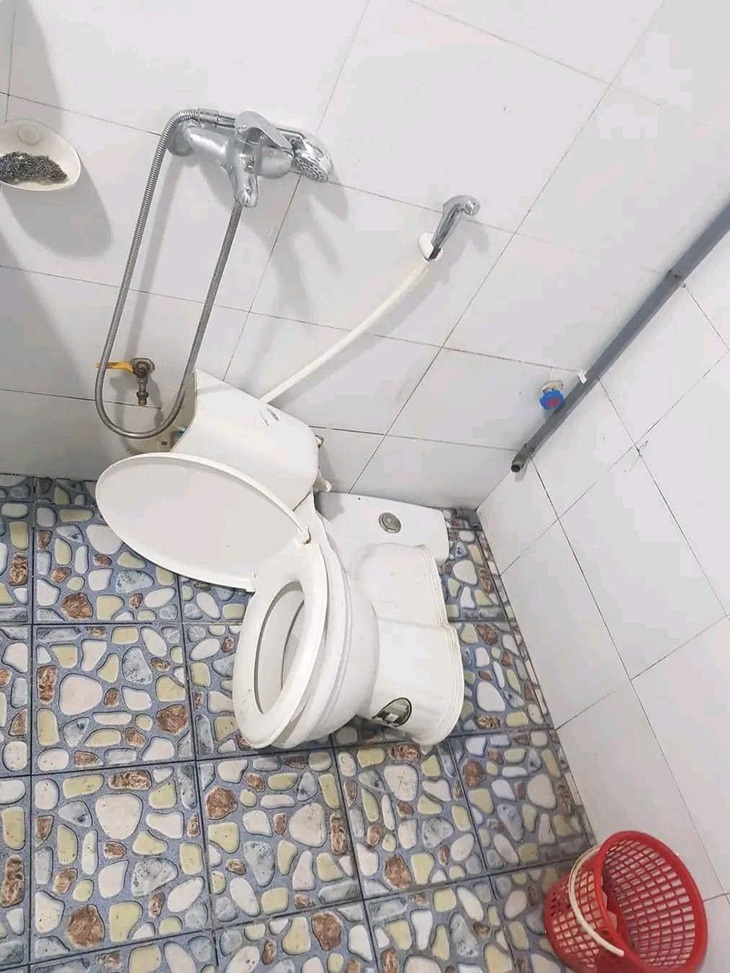 Đang định đi làm mà đành phải xin phép sếp nghỉ.