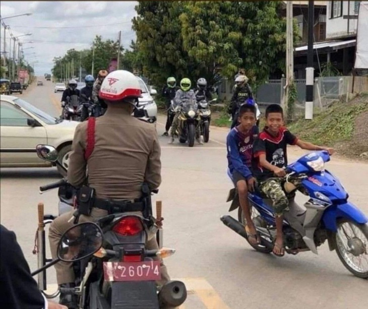 Ánh mắt ta chạm nhau.