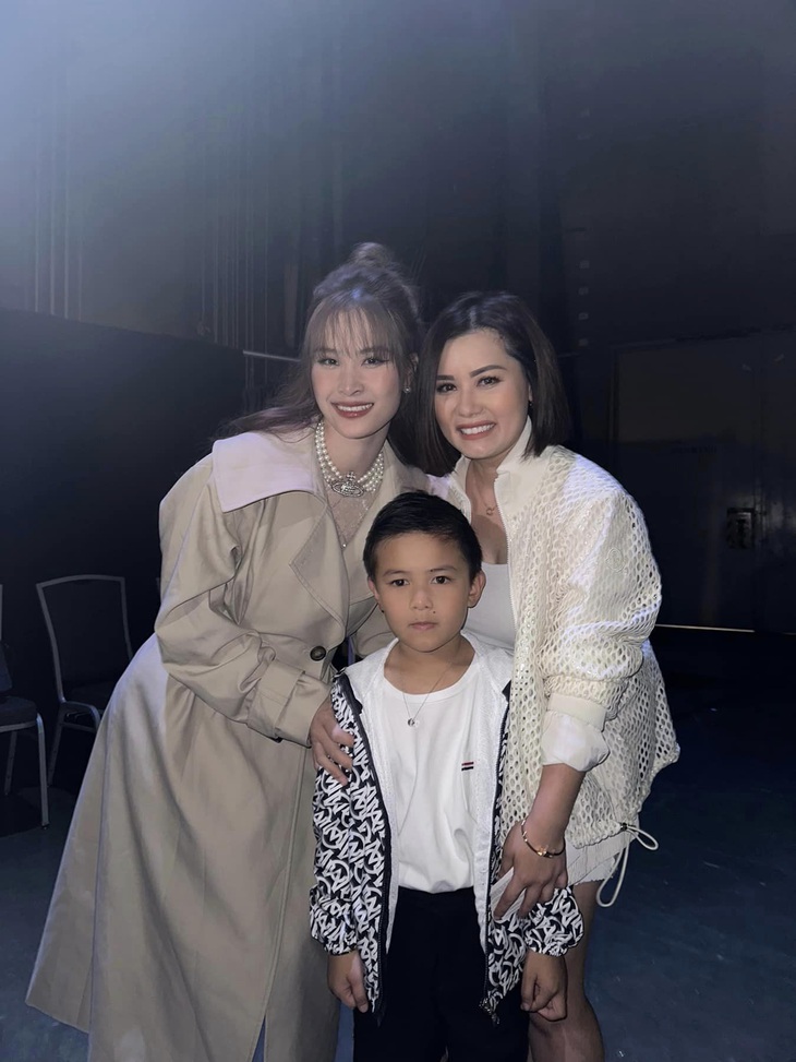 Nhóc tì 6 tuổi thể hiện bản lĩnh quý ông khi chụp cùng mẹ và ca sĩ Đông Nhi