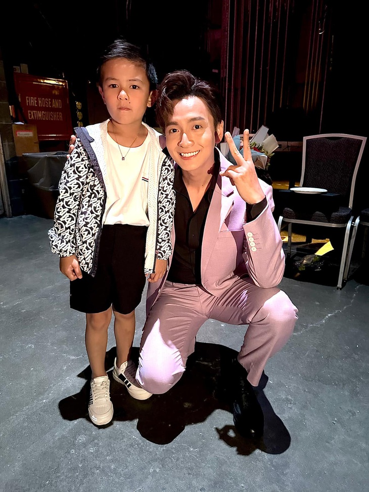Mathis Thiên Từ và diễn viên - ca sĩ Ngô Kiến Huy