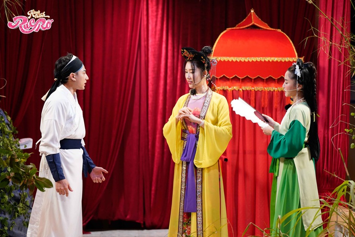 Sau khi đắn đo suy nghĩ, Bích Phương quyết định xin đổi vai hầu gái vì sợ giọng nói của mình sẽ gây ảnh hưởng đến vở diễn.