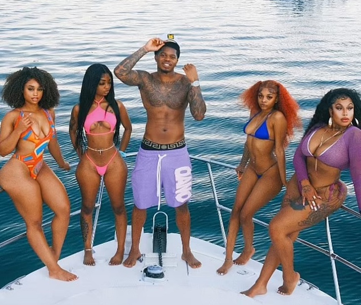 4 trong 8 bạn gái mà mẫu nam này đang có mối quan hệ.