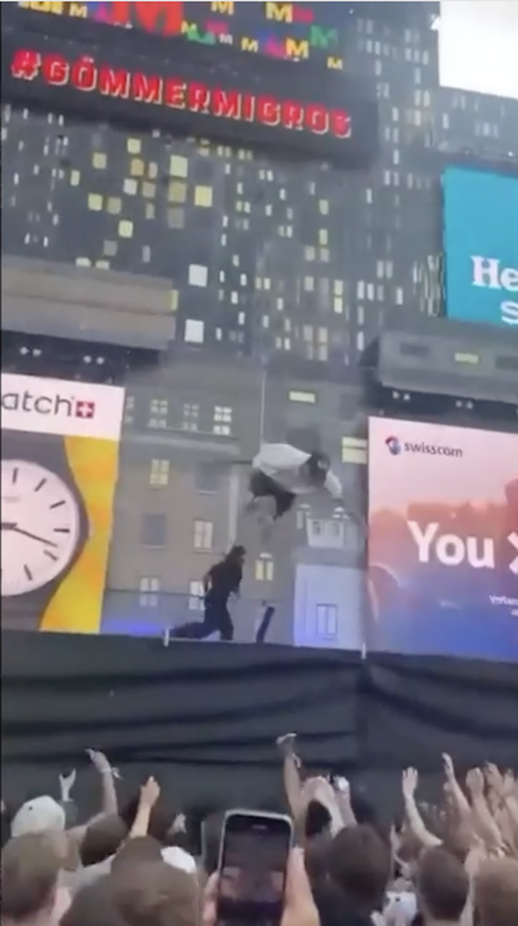 Khoảnh khắc nhảy vào đám đông của rapper 27 tuổi được lan truyền