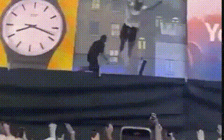 Thấy mà thương: Rapper ngã lộn cổ sau cú nhảy bổ nhào xuống khán giả!