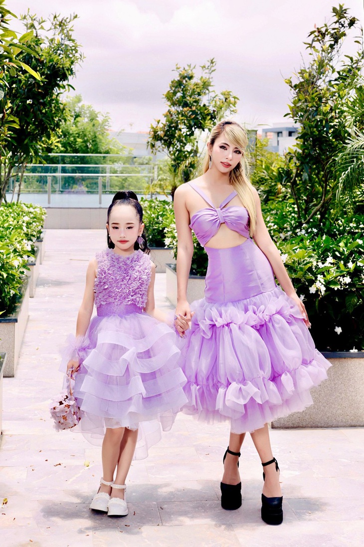 Ca sĩ Quinn Hiền Mai và mẫu nhí Huyền My hóa búp bê mở màn show diễn