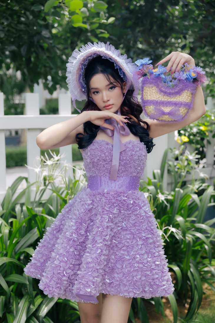 Mẫu nhí Chúc Anh gây chú ý với chiều cao nổi bật 1m75 và phong thái chuyên nghiệp không kém cạnh đàn chị Võ Hoàng Yến