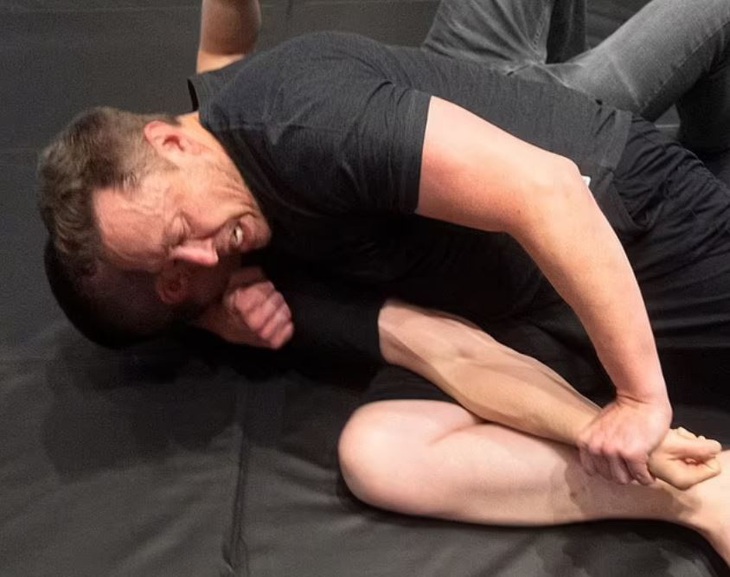 Tỉ phú giàu nhất hành tinh cho biết bản thân dù không tập luyện võ thuật nghiêm túc như Mark Zuckerberg nhưng ông có chiêu "lấy thịt đè người" rất hiệu quả.