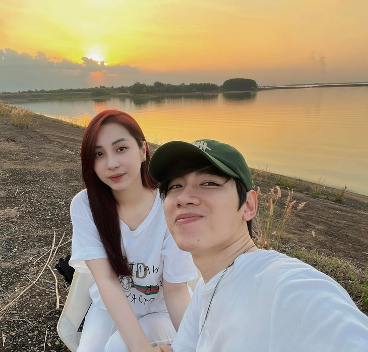 Trước thềm trở lại cùng dự án mới, KHÁNH còn lần đầu tiên công khai bạn gái trên Facebook cá nhân và nhận được nhiều lời chúc mừng từ đồng nghiệp, người hâm mộ.