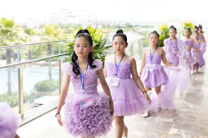 Dàn mẫu nhí trong thiết kế chủ đề Purple love