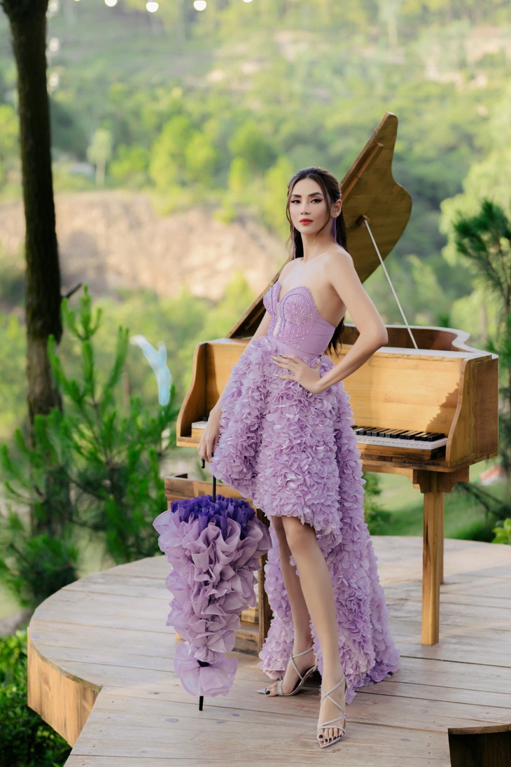 Võ Hoàng Yến hóa công chúa Barbie với thiết kế sắc hoa tím độc đáo