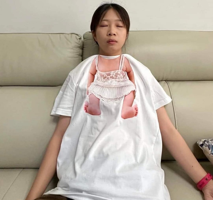 Chiếc áo dành cho đứa hở ra là đòi làm em bé.