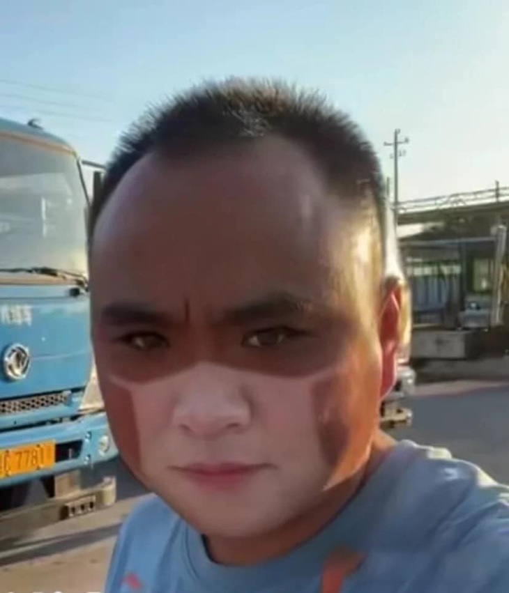 Đeo khẩu trang quá 180 phút dưới nắng là có liền "thành quả" như hình.