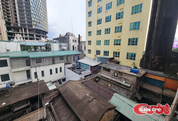 Không gian "trống vắng chiều nay" phía bên trên nóc nhà của chung cư Tôn Thất Đạm.