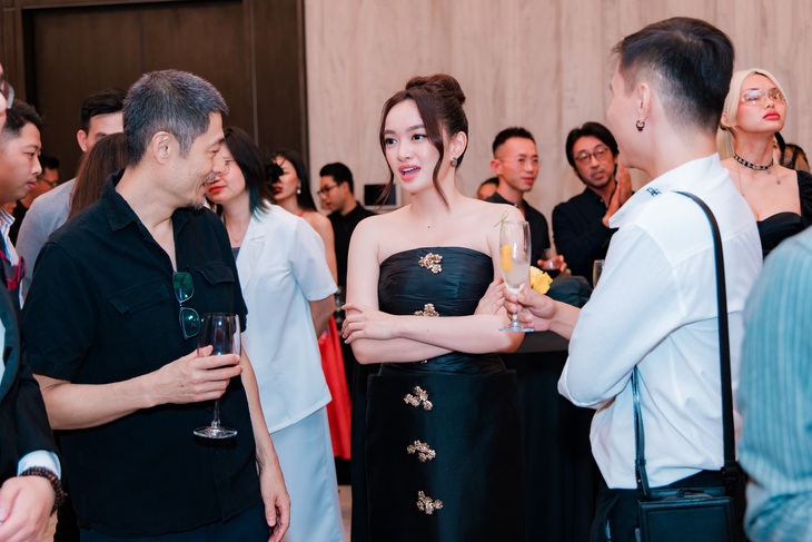 Đạo diễn Charlie Nguyễn (bìa trái) cùng nữ diễn viên Kaity Nguyễn